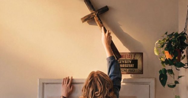 Ponad 40 lat temu uczniowie z Włoszczowy stanęli w obronie krzyży w swoich klasach. Ryzykowali maturę, studia i przyszłość. Dziś ich historia wraca na ekran, stawiając pytania, które pozostają aktualne także dla współczesnego młodego pokolenia. Właśnie pojawił się pierwszy zwiastun „Egzaminu ’84”.